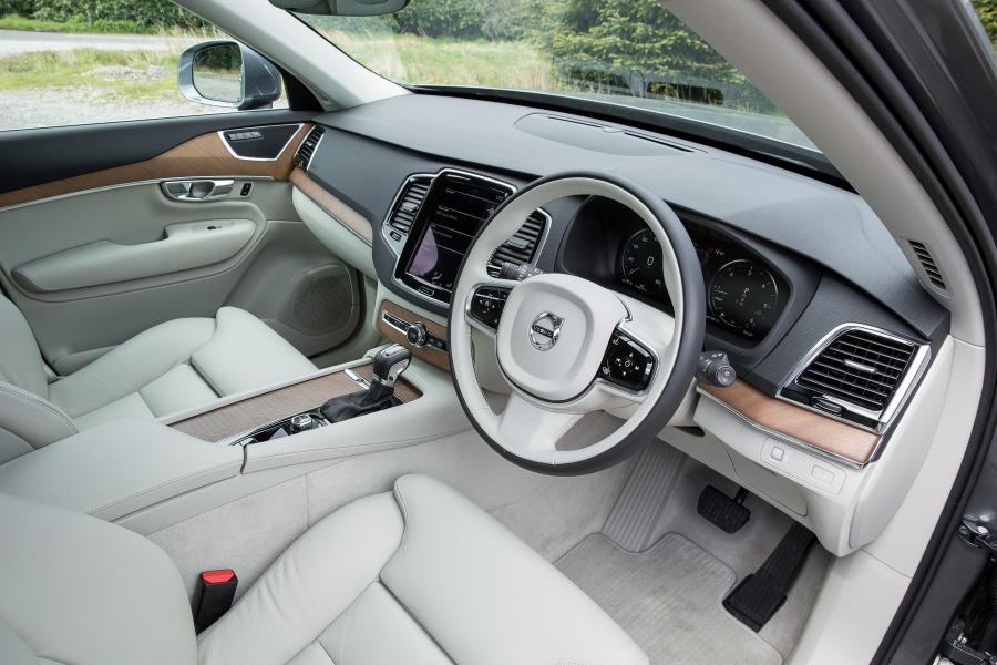  Volvo XC90 D5 Momentum 2015 года  (UK) (фото 21 из 30)